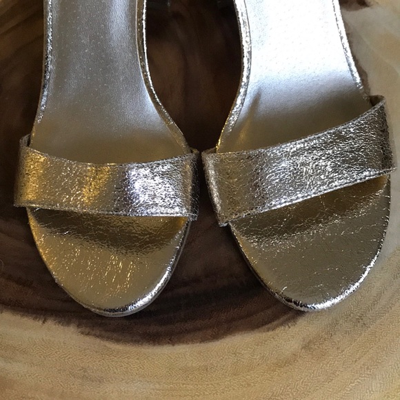 NWOB Guess gold metallic 5” ankle strap heels - Picture 3 of 5